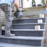 Die Montage beginnt. Der Betonkern wird mit Naturstein fachgercht überbaut. Dabei erhält die Treppe "eine neue Größe"...