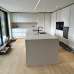 große Küche mit großen Arbeitsplatten