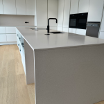 die Plattenanlage geht über die Insel hinaus