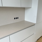 Quarzkomposit- Nature Beige von DIRESCO - warme Farben, dezente Strukur