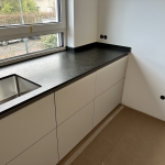 eine Insel und darüber hinaus zwei Platten in L-Form