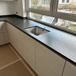 und das Besondere: die längere Platte ist aus EINEM Stück, trotz Ihrer Länge mit 305 cm ....