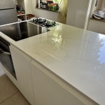 eine Küchenzeile aus Quarzkomposit...