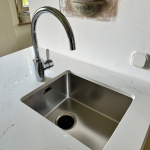 und einem Unterbaubecken...